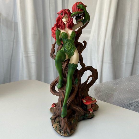 12” Poison Ivy Statue by IKON LE 200 SOLD OUT - Picture 2 of 15